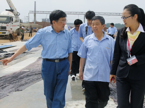 著名白酒專家高景炎再訪四特，題詞獻字