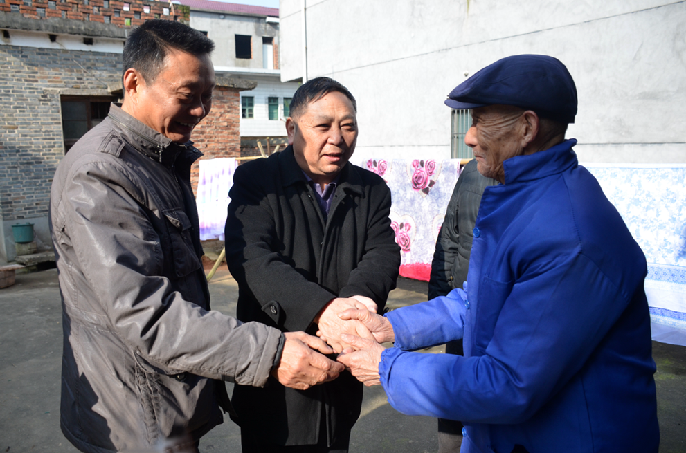 公司工會結對幫扶樟樹渡橋村委112名貧困人員