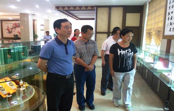 江西省體育局原副巡視員、省委黨的群眾路線教育實踐活動第八督導組副組長杜雅軍蒞臨四特酒公司