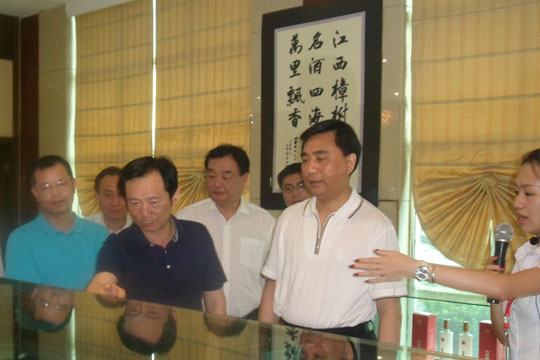 江西省委常委、紀委書記周澤民一行蒞臨四特酒公司參觀考察