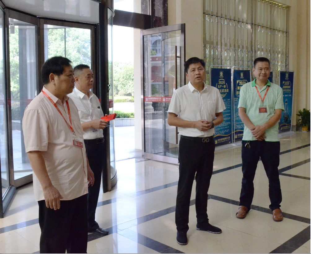 樟樹市人大常委會副主任、市總工會黨組書記、總工會主席周新根等市領導一行至我司慰問困難職工